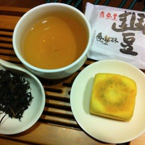 鼎泰豐（ディンタイフォン）のパイナップルケーキと金萱紅茶